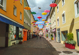 Bunte Schirme schmücken die Straßen von Villach und verleihen der charmanten Altstadt eine lebhafte Atmosphäre.