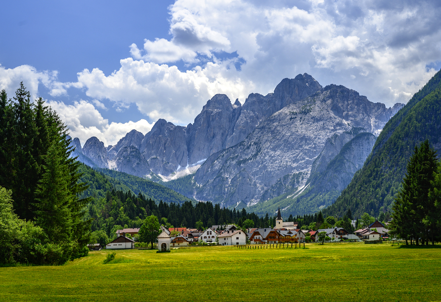 Valbruna, eingerahmt von den eindrucksvollen Gipfeln der Karnischen Alpen, wird Sie begeistern.