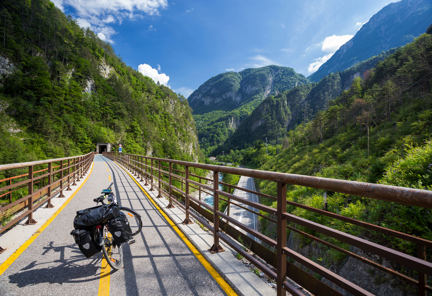 Sie sind unterwegs auf dem Alpe-Adria-Radweg – eine atemberaubende Strecke von den Alpen bis ans Mittelmeer.