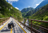 Sie sind unterwegs auf dem Alpe-Adria-Radweg – eine atemberaubende Strecke von den Alpen bis ans Mittelmeer.