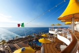 Während die Costa Favolosa Sie von einem Ort zum anderen bringt, genießen Sie die Sonne auf dem Sonnendeck.