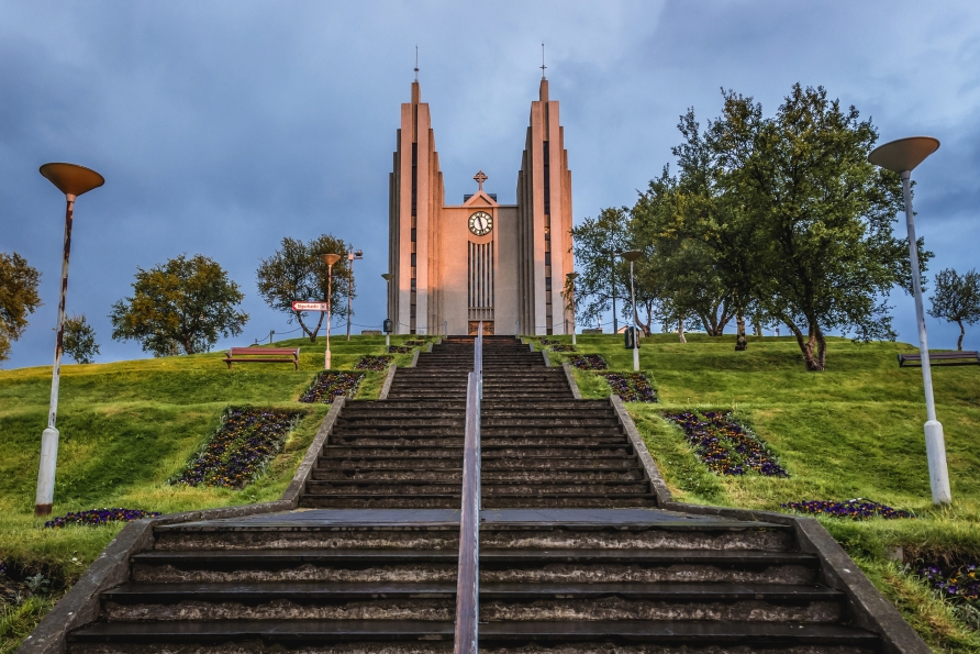 Die Kirche Akureyrarkirkja in Akureyri zeichnet sich durch eine einmalige Architektur aus.