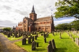 Besichtigen Sie die historische St.-Magnus-Kathedrale in Kirkwall.