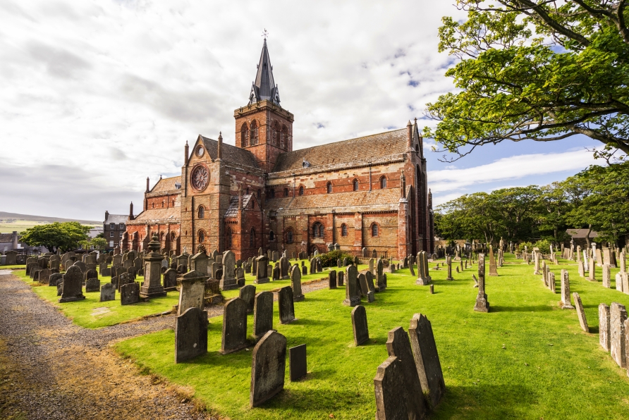 Besichtigen Sie die historische St.-Magnus-Kathedrale in Kirkwall.