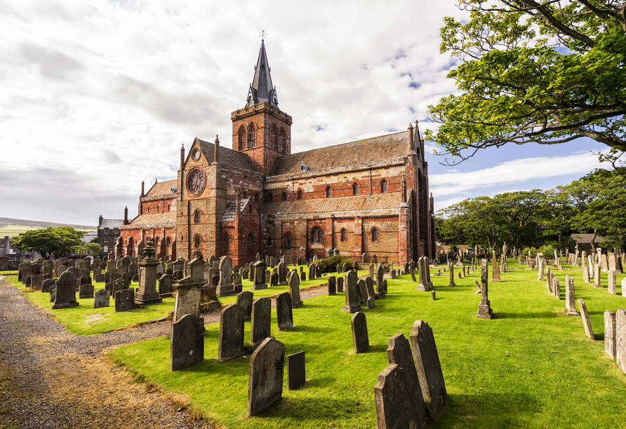 Besuchen Sie die St.-Magnus-Kathedrale in Kirkwall auf den Orkney-Inseln.