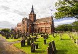 Besuchen Sie die St.-Magnus-Kathedrale in Kirkwall auf den Orkney-Inseln.