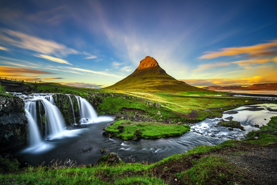 Atemberaubende Wasserfälle wie beispielsweise der Kirkjufellsfoss bei Grundarfjörður erwarten Sie in Island.