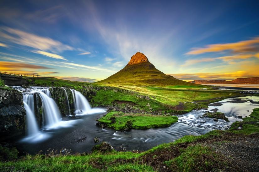 Atemberaubende Wasserfälle wie beispielsweise der Kirkjufellsfoss bei Grundarfjörður erwarten Sie in Island.