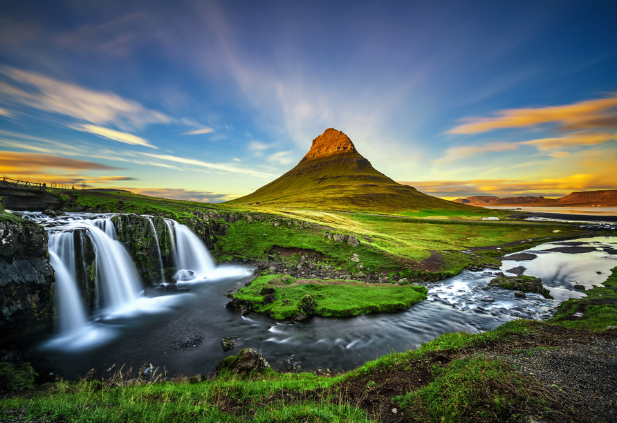 Atemberaubende Wasserfälle, wie beispielsweise der Kirkjufellsfoss, Grundarfjörður erwarten Sie in Island.