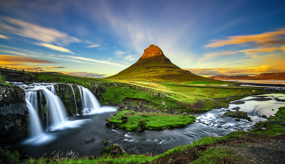 Atemberaubende Wasserfälle, wie beispielsweise der Kirkjufellsfoss, Grundarfjörður erwarten Sie in Island.