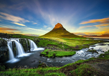 Atemberaubende Wasserfälle, wie beispielsweise der Kirkjufellsfoss, Grundarfjörður erwarten Sie in Island.