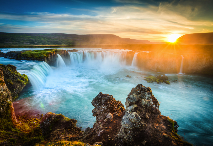 Bestaunen Sie den beeindruckenden Goðafoss Wasserfall in Island.