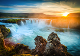 Bestaunen Sie den beeindruckenden Goðafoss Wasserfall in Island.