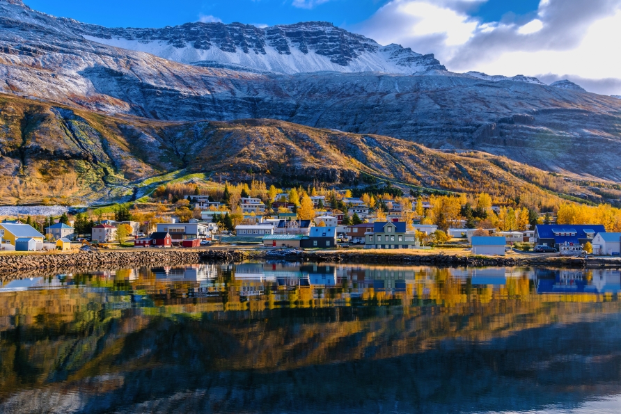 Die malerische Stadt Seyðisfjörður bietet eine einzigartige Kulisse.