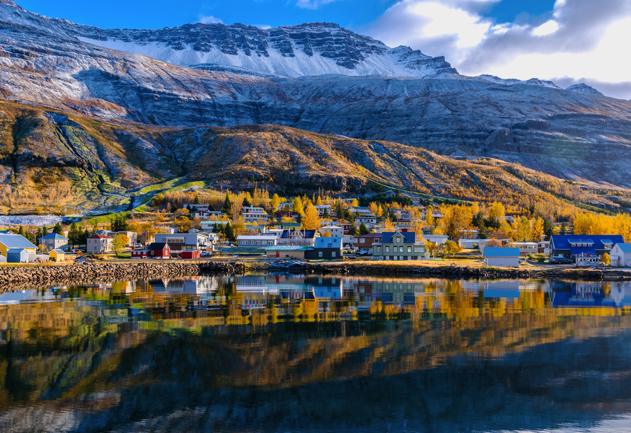 Die kleine Stadt Seyðisfjörður liegt direkt am Fjord in einer unglaublichen Natur. 