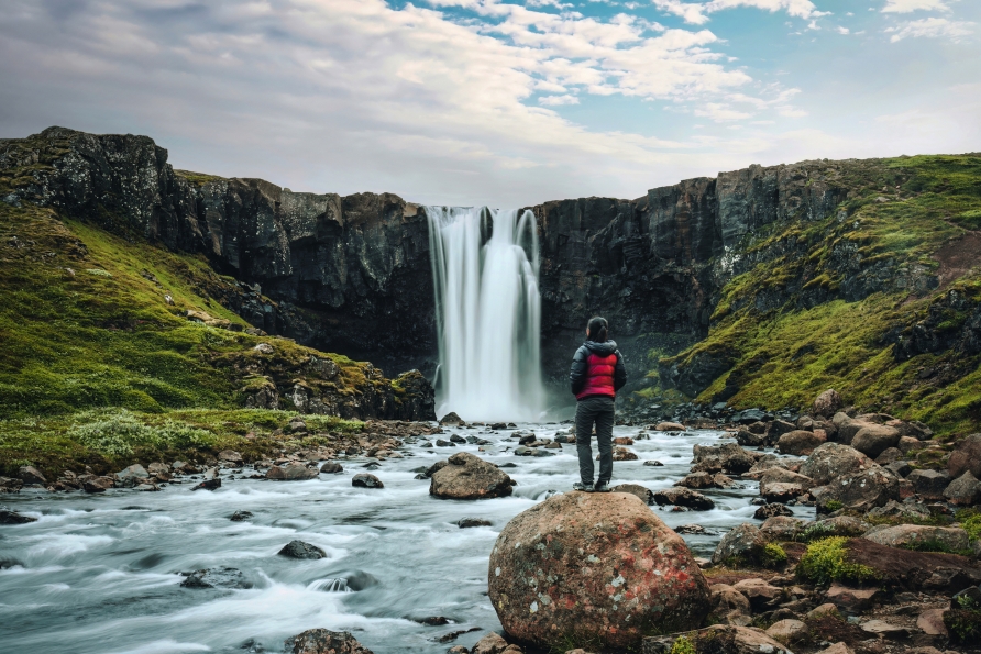 Bewundern Sie den spektakulären Wasserfall Gufufoss bei Seyðisfjörður.