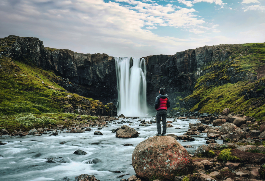 Bewundern Sie den spektakulären Wasserfall Gufufoss bei Seyðisfjörður.