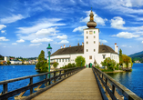 Das malerische Schloss Ort im Traunsee