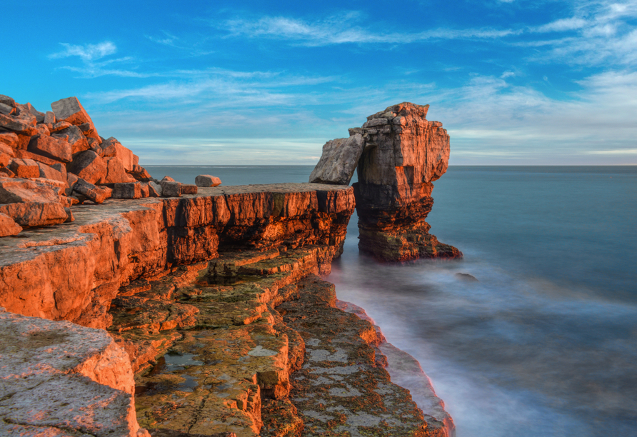 Der Pulpit Rock an der Küste von Dorset ist ein Highlight, das Sie sich nicht entgehen lassen sollten.