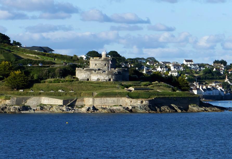 Die historische Festung Pendennis Castle begrüßt Sie schon bei Ihrer Einfahrt in den beeindruckenden Naturhafen von Falmouth.