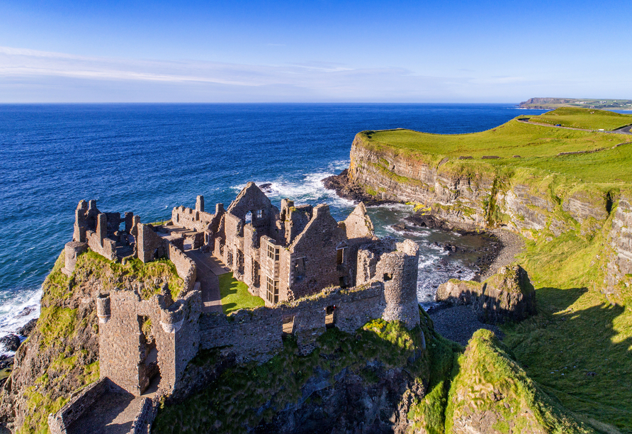 Die Schlossruine Dunluce Castle an der Küste von Antrim ist ein atemberaubendes Fotomotiv.