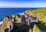 Die Schlossruine Dunluce Castle an der Küste von Antrim ist ein atemberaubendes Fotomotiv.