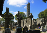 Die Klosteranlage Monasterboice mit ihren gut erhaltenen Hochkreuzen und dem Rundturm ist sehenswert.