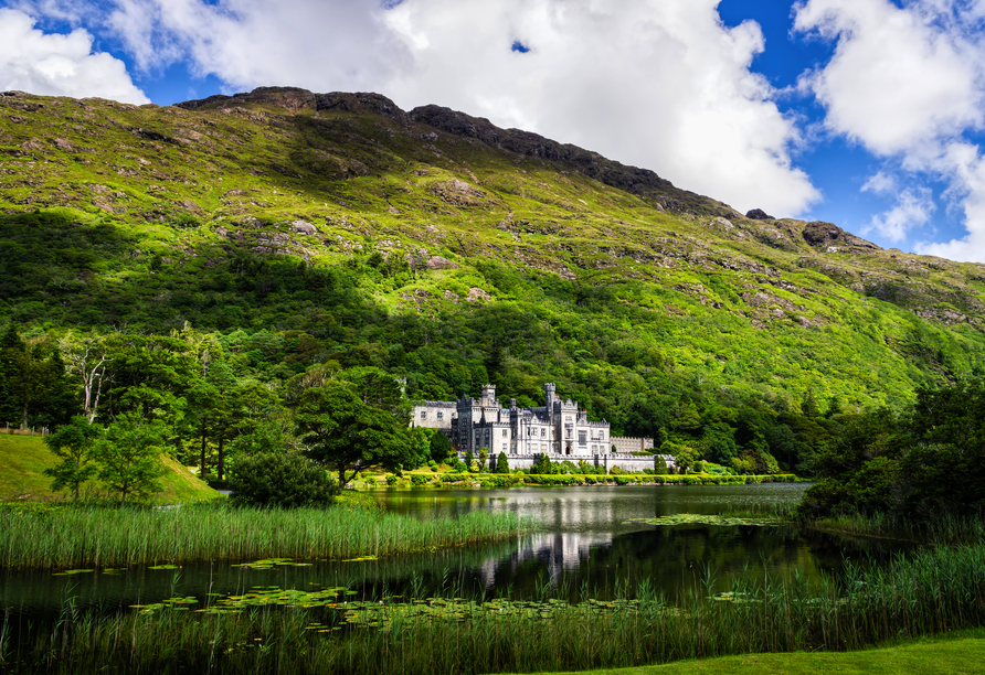 Kylemore Abbey liegt idyllisch am Ufer des Lough Pollacappul.