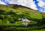 Kylemore Abbey liegt idyllisch am Ufer des Lough Pollacappul.