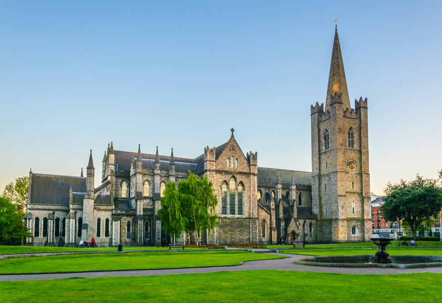 Die majestätische St. Patrick's Kathedrale ist eine der Top-Sehenswürdigkeiten in Dublin.