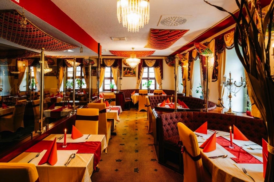 Das Hotelrestaurant lädt mit köstlichen Speisen zum Verweilen ein.