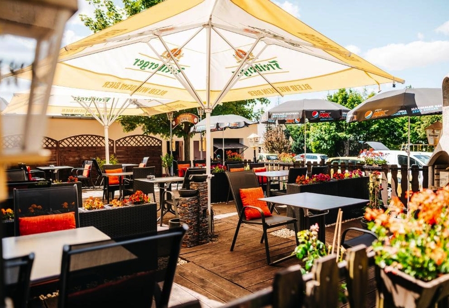 Nehmen sie bei schönem Wetter im Biergarten Platz.