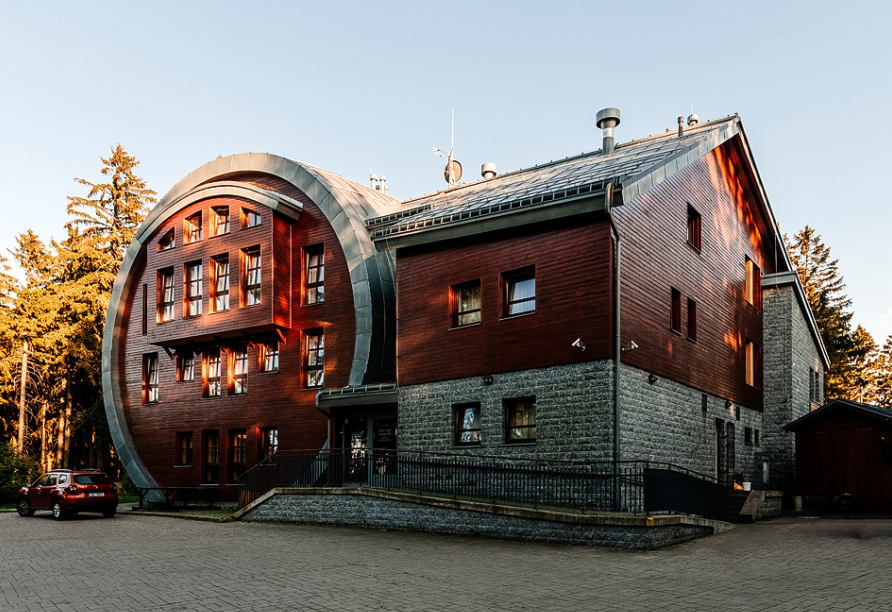 Herzlich willkommen im Hotel Riesenfass in der zauberhaften Landschaft des Jeschkenkamms.