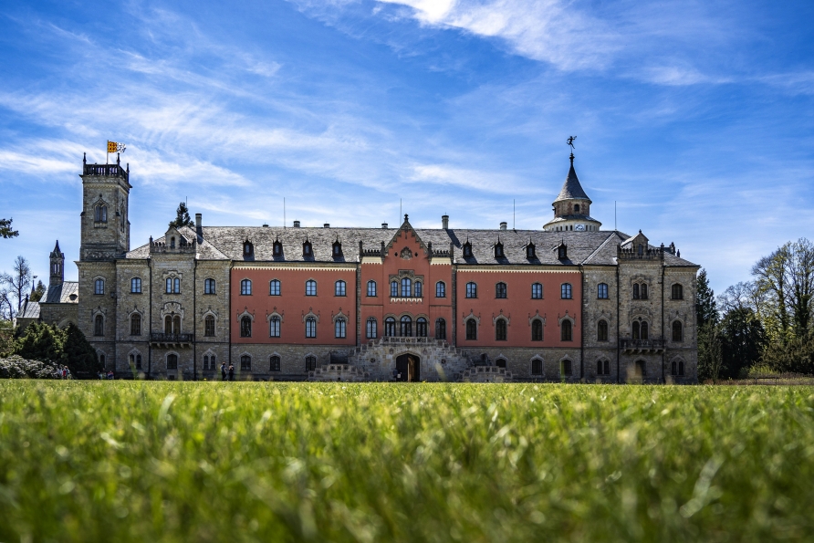 Wandeln Sie im neugotischen Schloss Sychrov auf den Spuren reicher Adelsfamilien im 19. Jahrhundert.