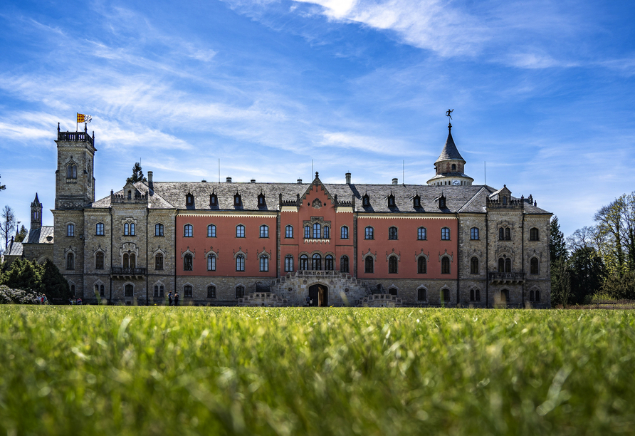 Wandeln Sie im neugotischen Schloss Sychrov auf den Spuren reicher Adelsfamilien im 19. Jahrhundert.