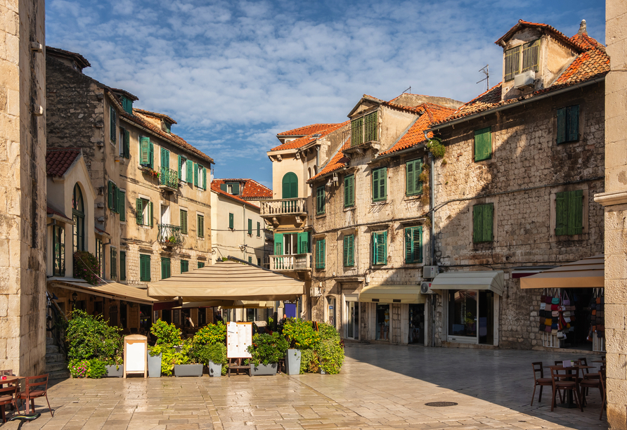 In der Altstadt von Trogir erwarten Sie historische Fassaden und gemütliche Straßencafés.