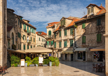 In der Altstadt von Trogir erwarten Sie historische Fassaden und gemütliche Straßencafés.