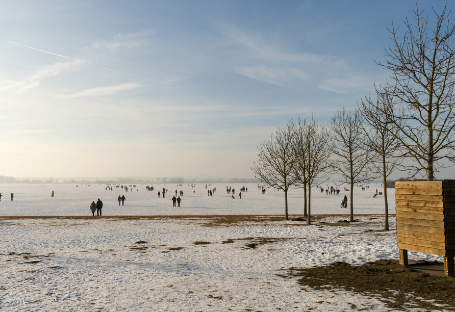 Im Winter ist der malerische Altmühlsee zugefroren.