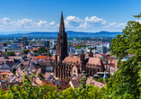 Unternehmen Sie einen Ausflug nach Freiburg und bestaunen Sie das imposante Münster.