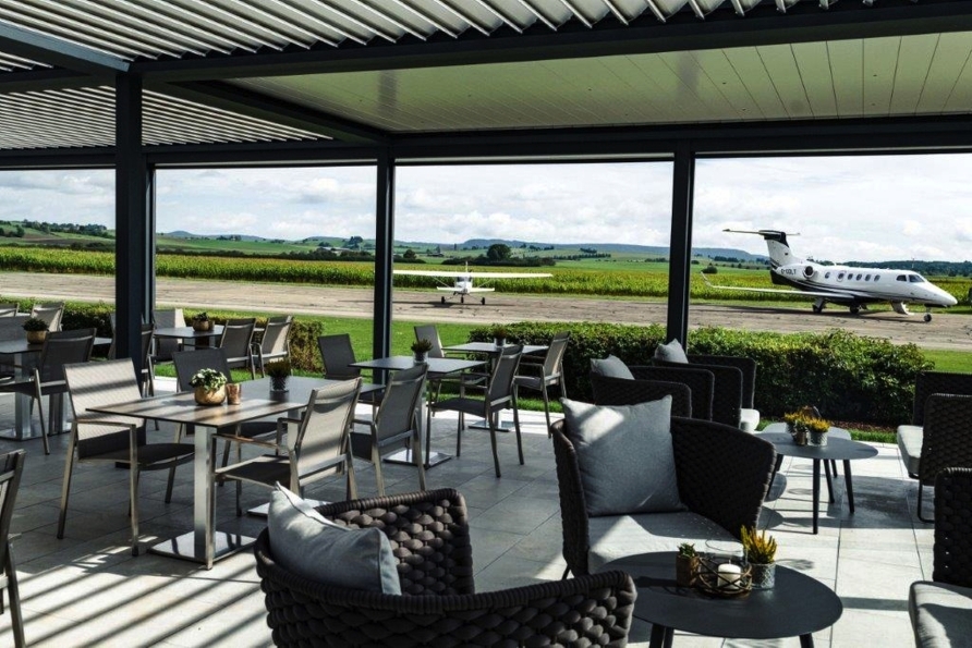 Genießen Sie die Aussicht auf den Flugplatz.