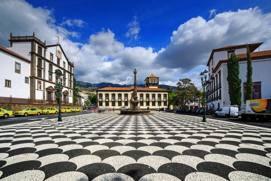 Der farbenfrohe Stadtplatz Praca do Municipio in Funchal auf Madeira