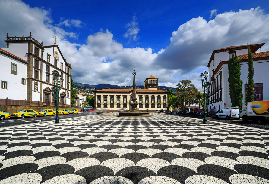 Der farbenfrohe Stadtplatz Praca do Municipio in Funchal auf Madeira