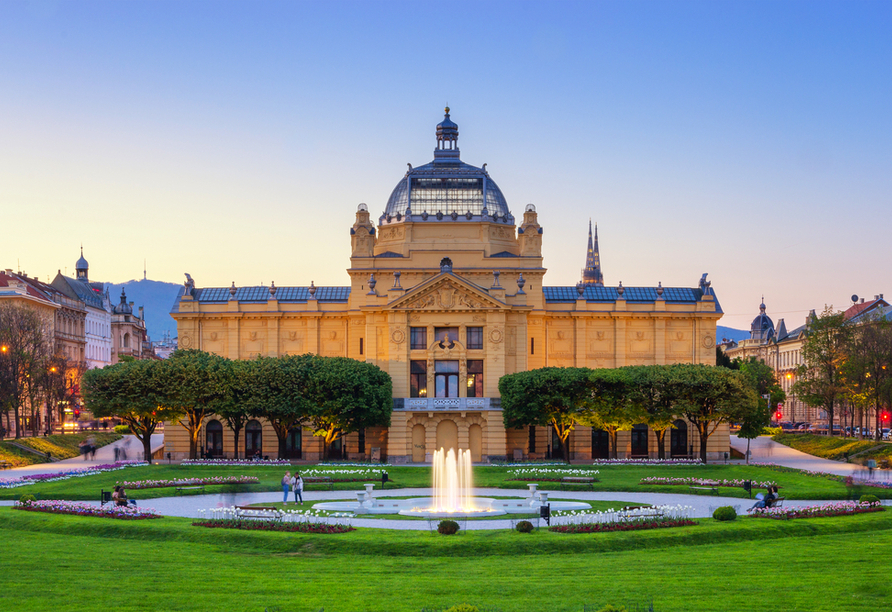 Kunstpavillon und Park bei Sonnenuntergang in Zagreb Im warmen Licht der Abendsonne entfalten der Kunstpavillon und der Park in Zagreb ihren besonderen Charme.