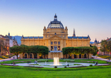 Kunstpavillon und Park bei Sonnenuntergang in Zagreb Im warmen Licht der Abendsonne entfalten der Kunstpavillon und der Park in Zagreb ihren besonderen Charme.