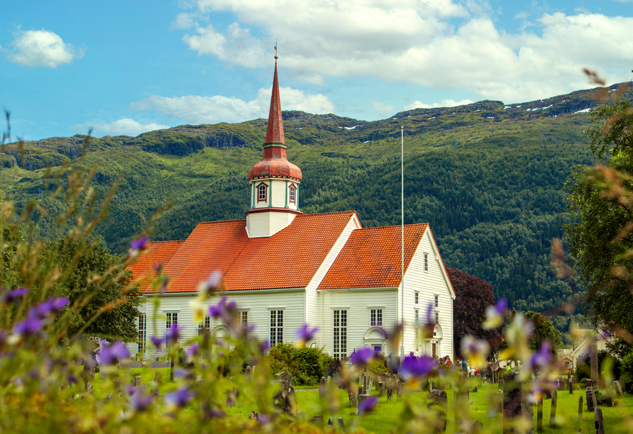 Eingebettet in die grüne Landschaft Norwegens befindet sich die Kirche von Eid in Nordfjordeid.