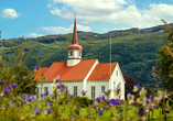 Eingebettet in die grüne Landschaft Norwegens befindet sich die Kirche von Eid in Nordfjordeid.