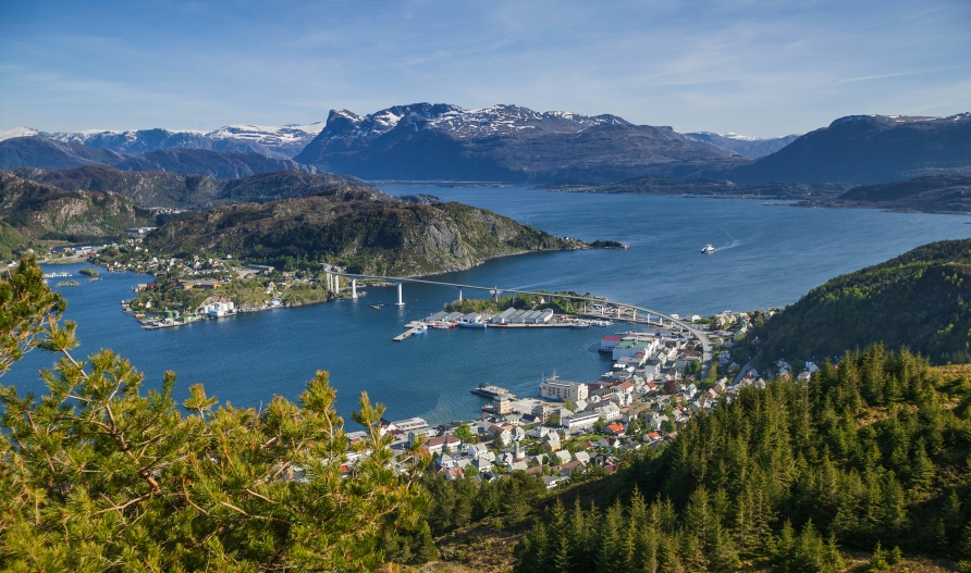 Måløy zeigt sich am Rande des Nordfjords mit schöner Natur (je nach Route).