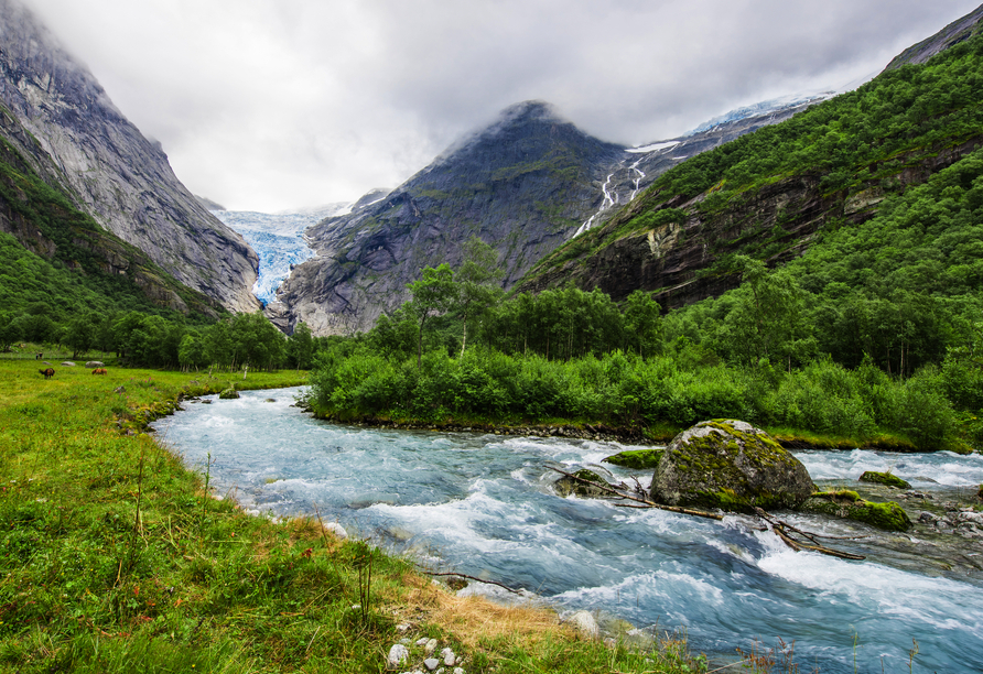 Der beeindruckende Briksdal-Gletscher vor der Kulisse der Berge