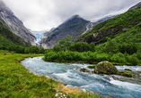 Der beeindruckende Briksdal-Gletscher vor der Kulisse der Berge