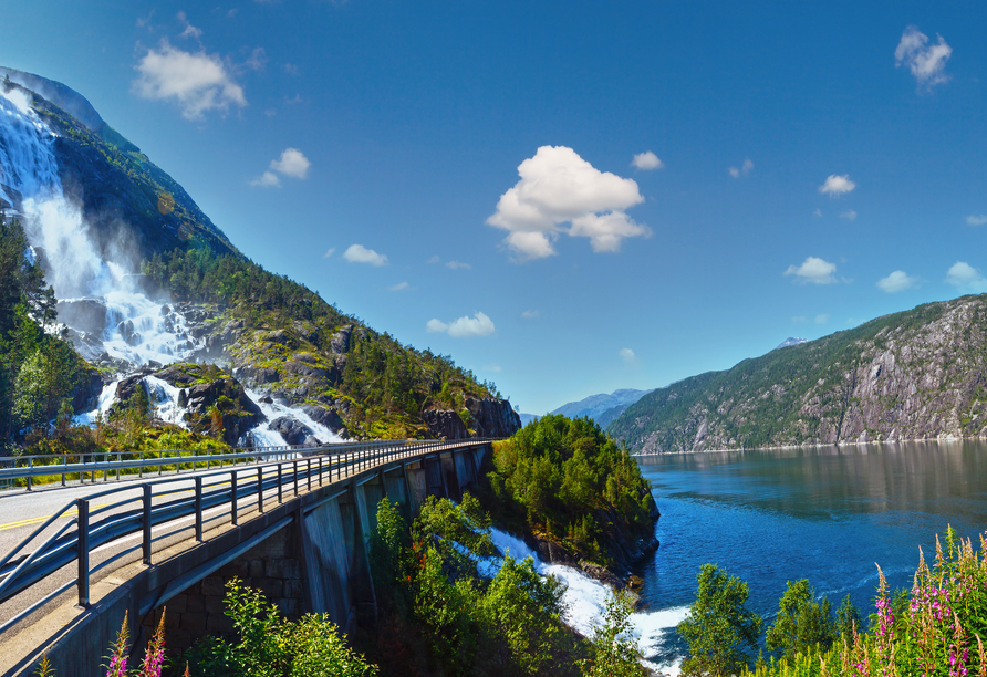 Der Wasserfall Langfoss im Åkrafjord gehört zu den höchsten Wasserfällen Norwegens.